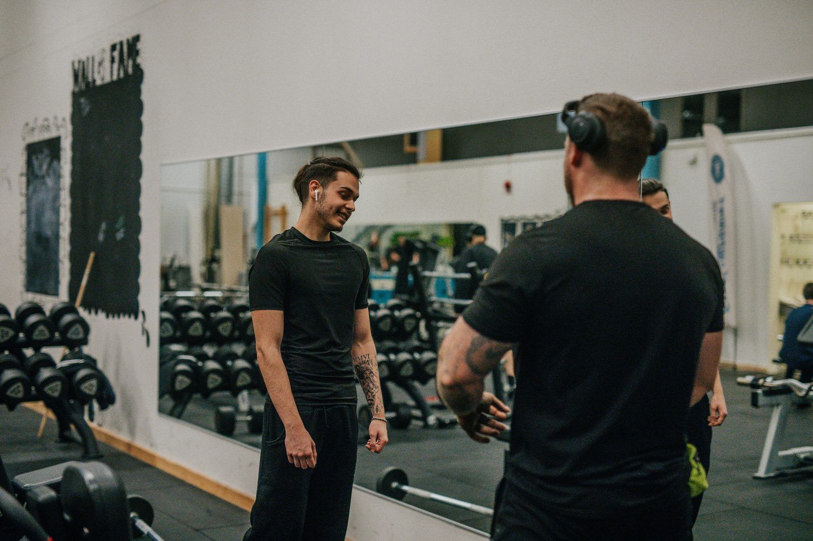 Coach som instruerar en medlem under ett PT-pass